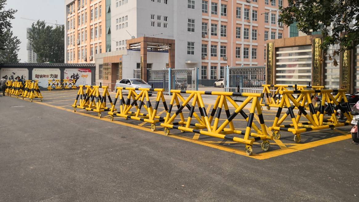 在隔离带掉头_隔离带预留区掉头_路中有隔离带在什么地方可以掉头