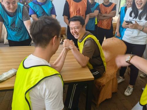 三人绑腿跑游戏规则-三人绑腿跑：团队合作与默契的激情挑战