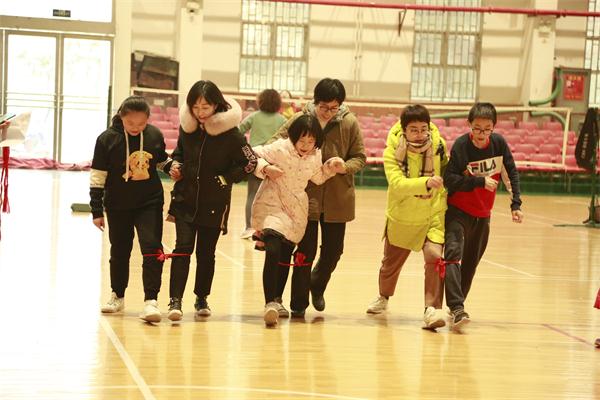 三人绑腿跑比赛规则_3人绑腿跑技巧_三人绑腿跑游戏规则